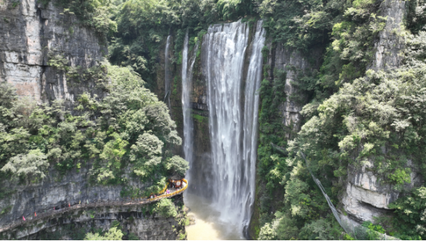 航拍三峽瀑布 穿越三峽地洞